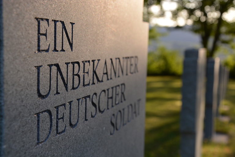 Erste Live-Führung auf der deutschen Kriegsgräberstätte